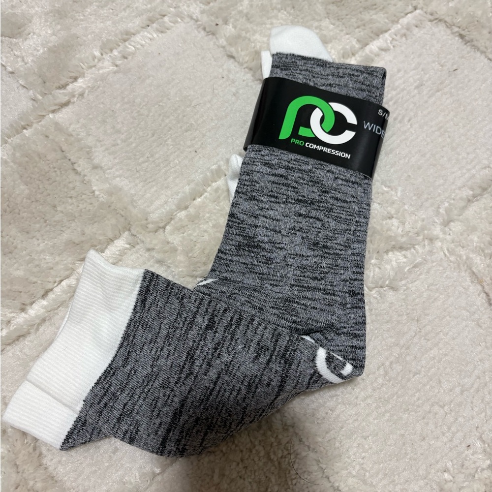 New Pro Compression Socks Men’s Size S/M Wide